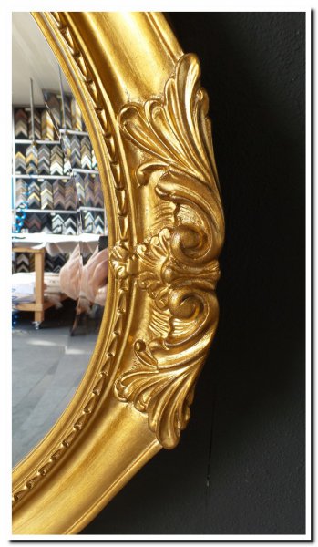 Detail ornament oval gold mirror