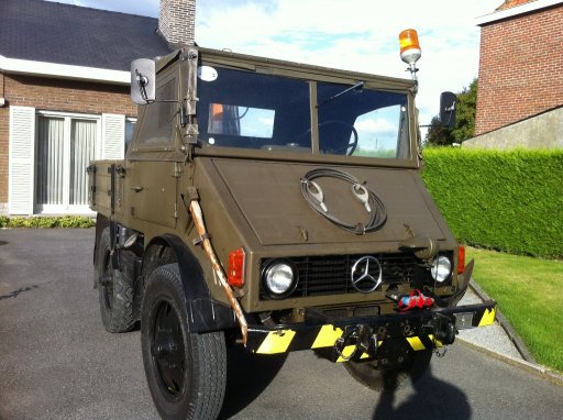 ZU051 - Unimog 2010 Zwitsers leger Unimog 2010 Swiss military with loading crane